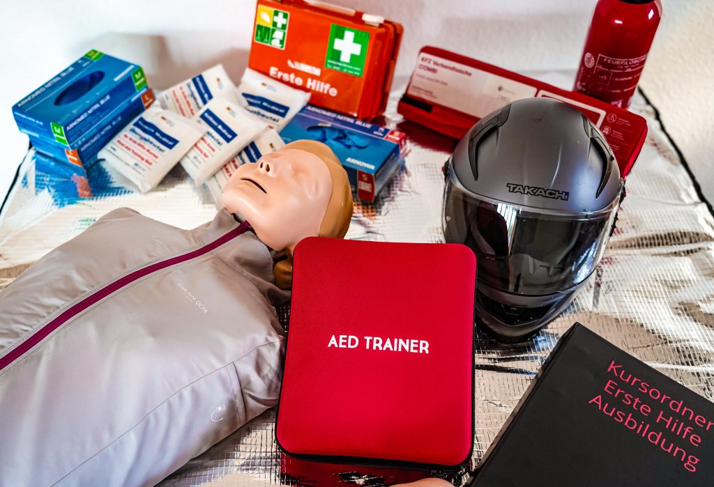 Erste Hilfe Puppe und AED